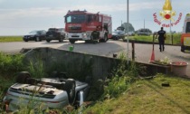 Auto esce di strada e si cappotta a testa in giù in un fossato, ferito il conducente 62enne