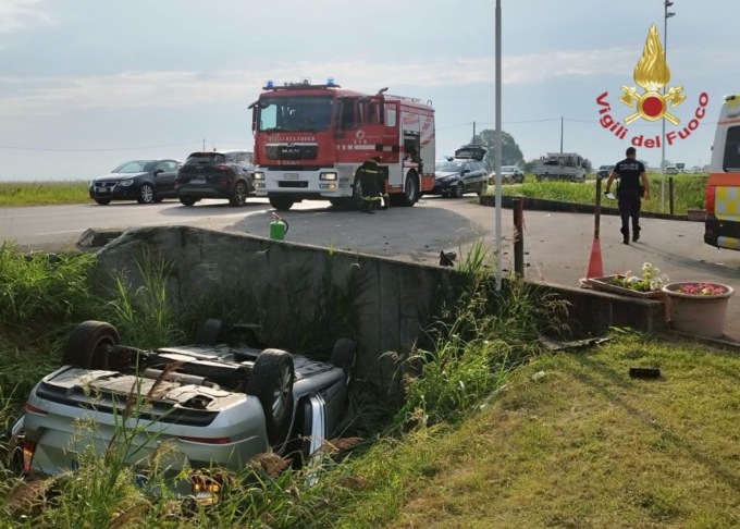Auto esce di strada e si cappotta a testa in giù in un fossato, ferito il conducente 62enne