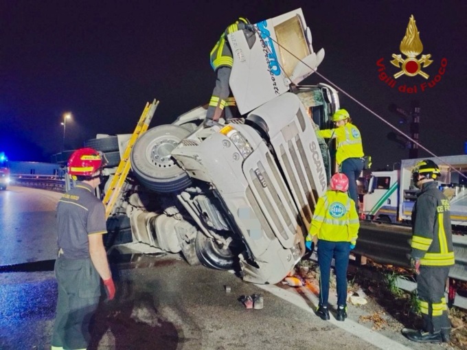 Camion che trasporta barbabietole si ribalta sulla SS 309 Romea, ferito l’autista