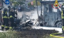 Camper in fiamme nel parcheggio del centro commerciale Panorama