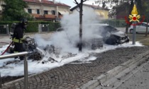 Auto in sosta prende fuoco all'improvviso e incendia due veicoli parcheggiati vicini