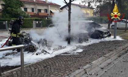 Auto in sosta prende fuoco all'improvviso e incendia due veicoli parcheggiati vicini