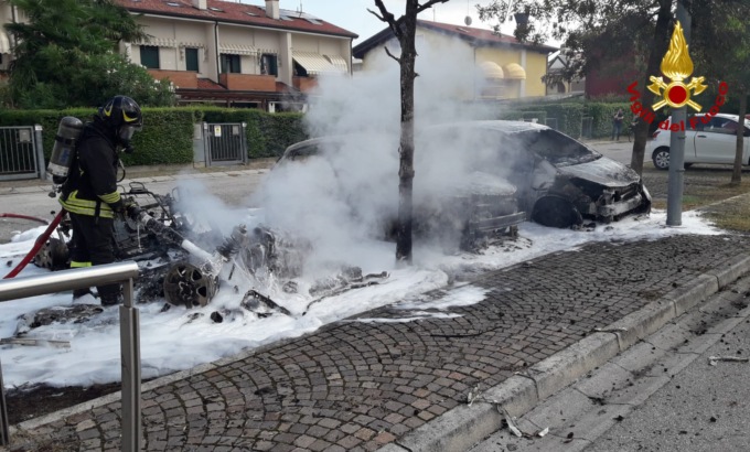 Auto in sosta prende fuoco all’improvviso e incendia due veicoli parcheggiati vicini