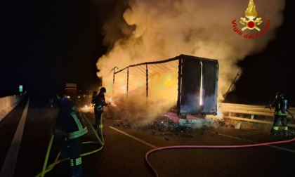 Semirimorchio in fiamme sulla A4 nella notte, traffico rallentato tra San Stino e Portogruaro