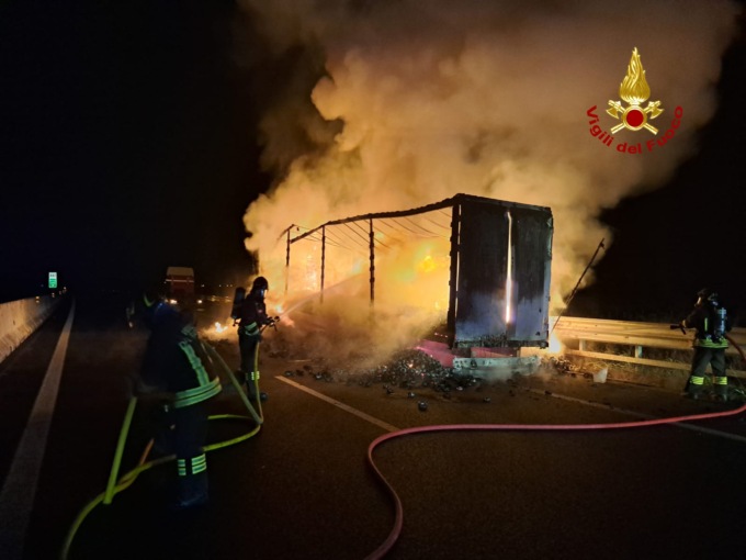 Semirimorchio in fiamme sulla A4 nella notte, traffico rallentato tra San Stino e Portogruaro