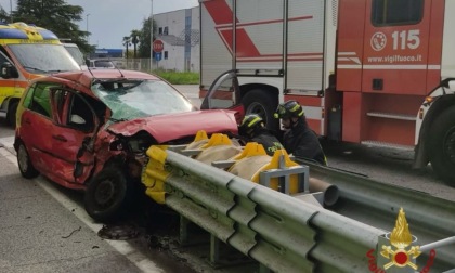 Auto tampona un pullman e poi si schianta contro un guard-rail, morto un 83enne