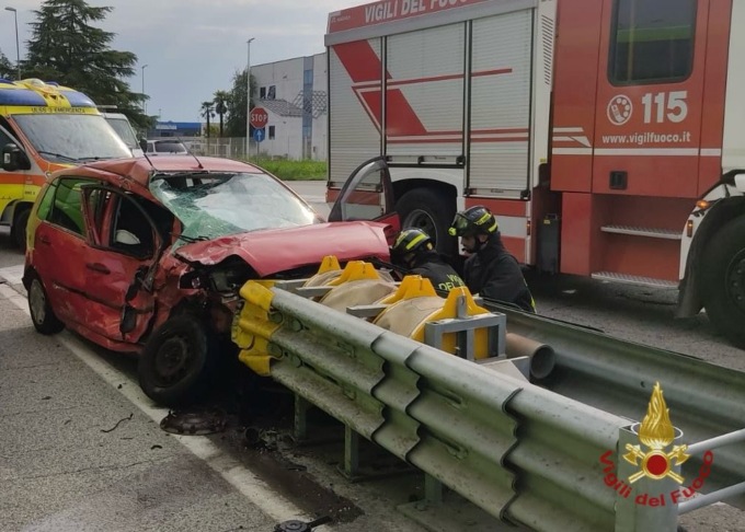Auto tampona un pullman e poi si schianta contro un guard-rail, morto un 83enne