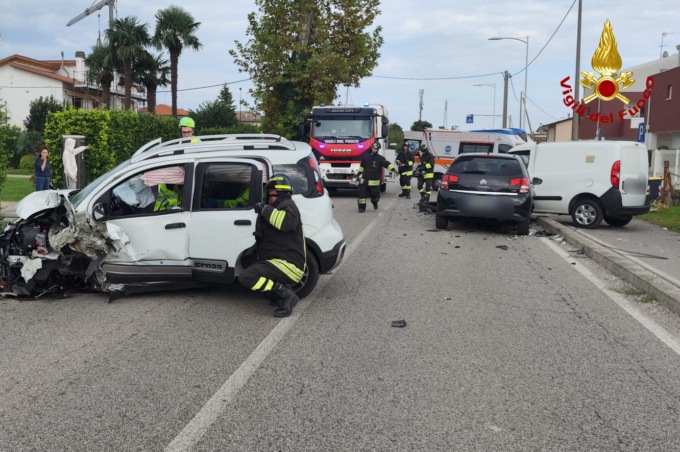 Giornata da dimenticare sulle strade veneziane, ancora un ferito nello scontro tra tre auto a Dolo