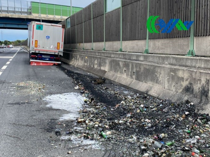 Semirimorchio va a fuoco sul Passante di Mestre, autista lo stacca tempestivamente dal Tir
