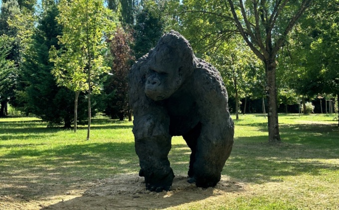 Un gorilla di tre metri nel Parco Internazionale di Scultura creato da Banca Ifis