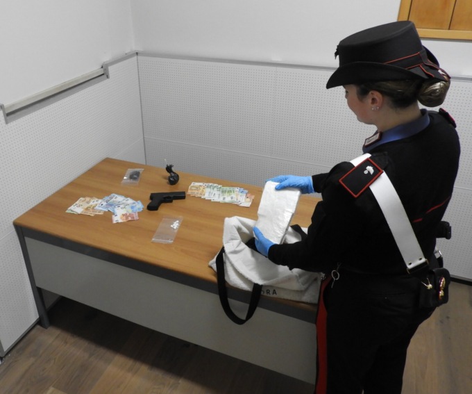 Si tuffa in laguna con un chilo di cocaina per scappare dai Carabinieri, ma fa un buco nell’acqua