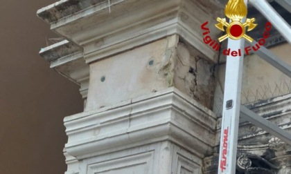 Lastra di marmo si stacca dalla torre dell'orologio in piazza San Marco