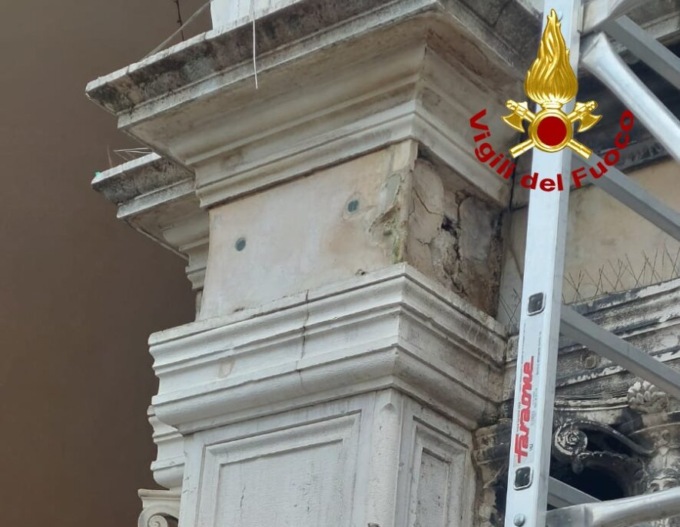 Lastra di marmo si stacca dalla torre dell’orologio in piazza San Marco