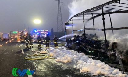 Tir in fiamme sul Passante di Mestre, traffico rallentato in direzione Trieste