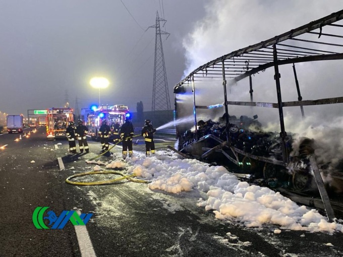 Tir in fiamme sul Passante di Mestre, traffico rallentato in direzione Trieste