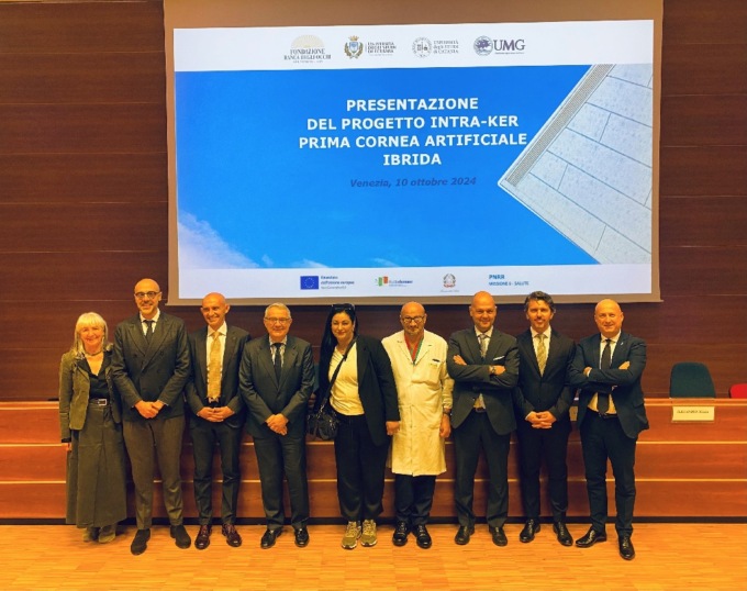 Rasha torna a vedere grazie alla prima cornea artificiale ibrida: era rimasta cieca durante la guerra in Siria