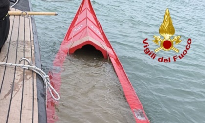 Il motoscafo crea onde troppo alte, rovesciata una gondola vicina: salvo un giovane finito in acqua