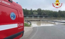 Cade nel Piave mentre lavora sul ponte di barche Zamuner, ricerche in corso per un 78enne