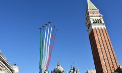 "Frecce tricolori di m...", bufera contro il post della professoressa di Venezia: "Nessuna offesa, ce l'ho con l'inquinamento"