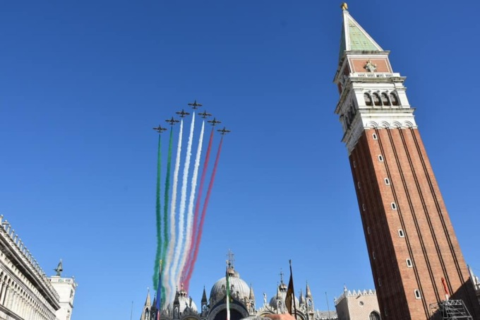 “Frecce tricolori di m…”, bufera contro il post della professoressa di Venezia: “Nessuna offesa, ce l’ho con l’inquinamento”