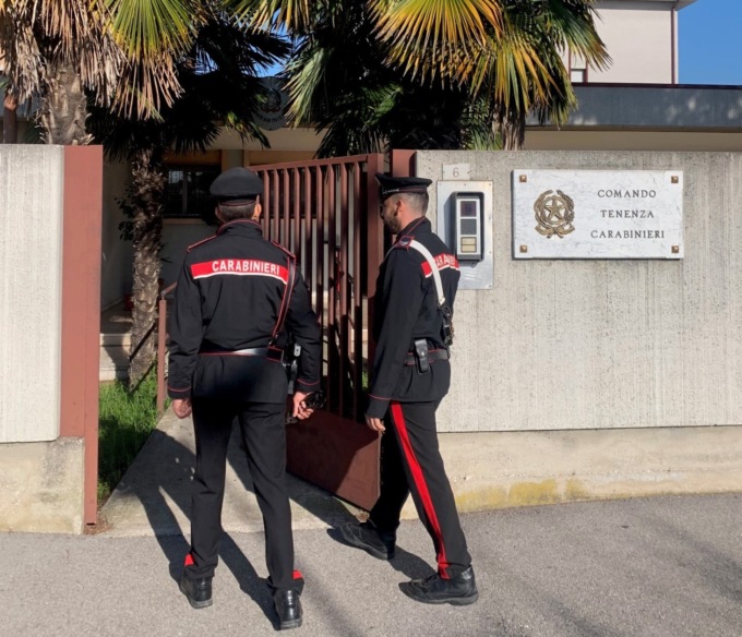 Mentre torna a casa, viene aggredita e rapinata: arrestato 39enne