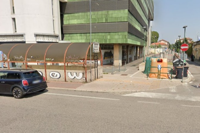 Violenza nel sottopasso di Mestre: due operai vengono accerchiati, aggrediti e derubati