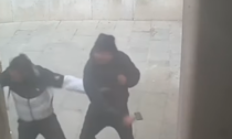 Cameriere sventa un borseggio, ma uno dei ladri lo insegue e lo aggredisce con pugni e spray al peperoncino: il video