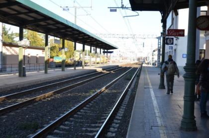 Travolto e ucciso da un treno in transito mentre rincorre il suo cane vicino ai binari