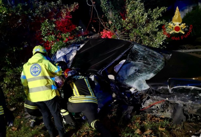 Perde il controllo dell’auto ed esce fuori strada, morto un 24enne
