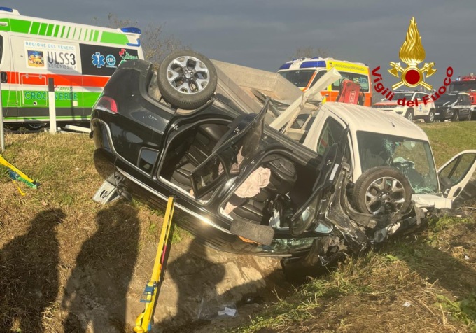 Suv si ribalta in un fossato dopo lo scontro con un furgone lungo la Romea, tre feriti