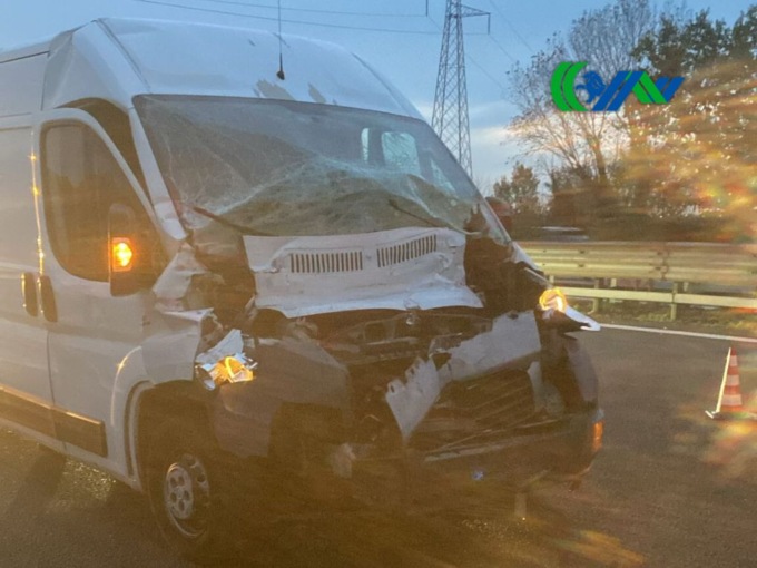 Tir lento intralcia la circolazione e viene tamponato da un furgone sulla Tangenziale di Mestre