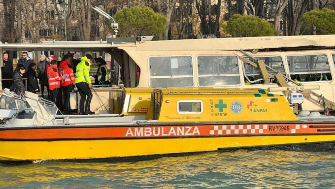 Incidente tra vaporetto e motonave turistica, feriti alcuni passeggeri