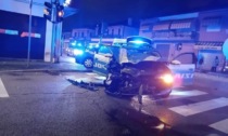 Renault fugge dal posto di blocco, nell'inseguimento l'auto della Polizia si schianta contro un camion della Veritas