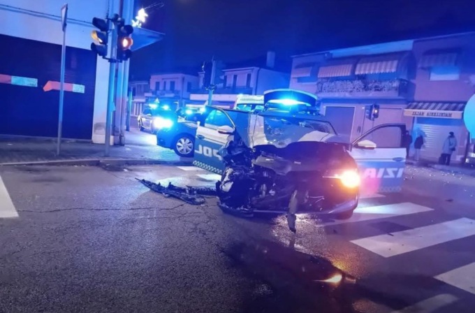 Renault fugge dal posto di blocco, nell’inseguimento l’auto della Polizia si schianta contro un camion della Veritas