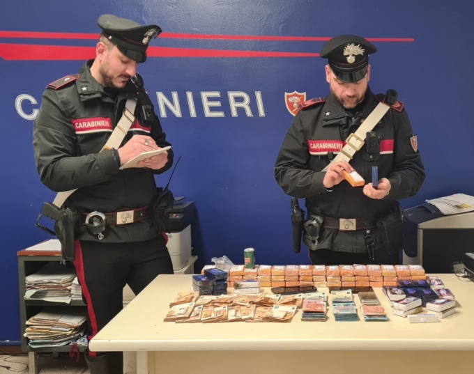 Pusher 19enne nascondeva più di 8 chili di hashish in garage