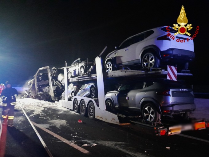 Scontro tra due camion e un’auto sulla A4, bisarca prende fuoco: c’è una vittima