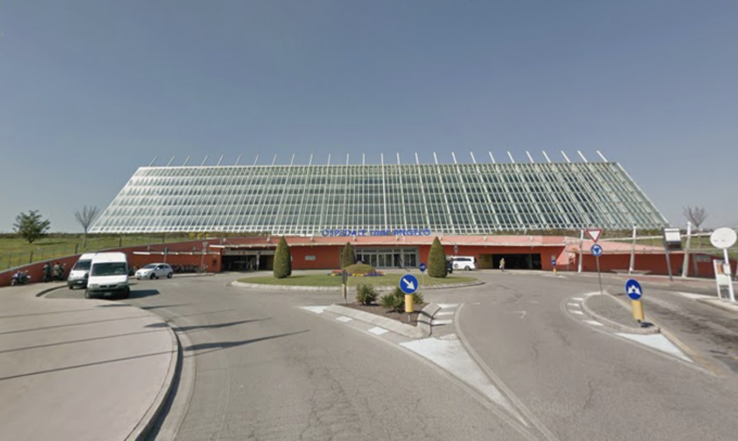 Ruba le offerte della cappella dell’ospedale, poi aggredisce una guardia giurata