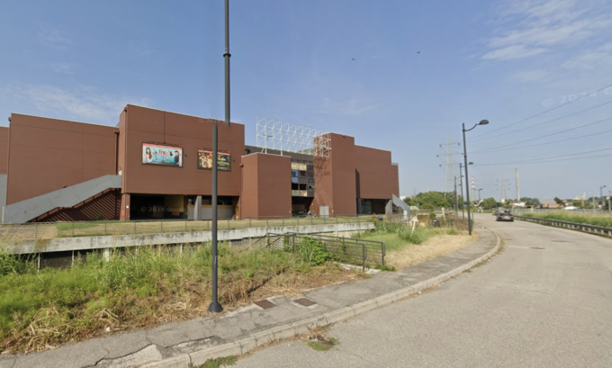 Sfasciano con spranghe e attrezzi da lavoro l’ex multisala di Marghera: individuata una babygang