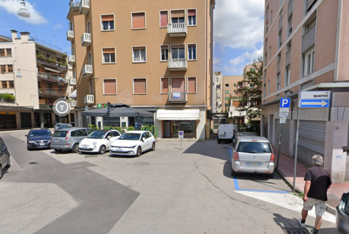 Titolare di un bar accoltellato tra spalle e schiena mentre tenta di fermare una rissa fuori dal suo locale