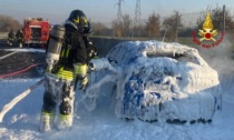 Si accorge che la Peugeot 208 non funziona, accosta e scende: in pochi secondi l'auto va a fuoco