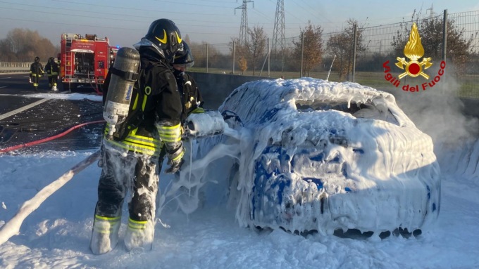 Si accorge che la Peugeot 208 non funziona, accosta e scende: in pochi secondi l’auto va a fuoco