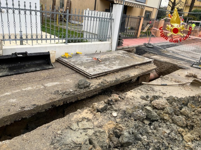 Operaio cade in una buca in un cantiere e rimane incastrato con una gamba