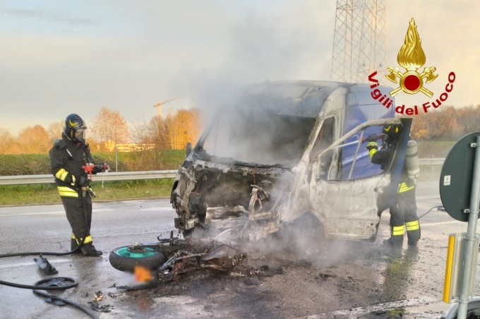 Scontro tra furgone e moto: scoppia un incendio. Due feriti, uno è grave