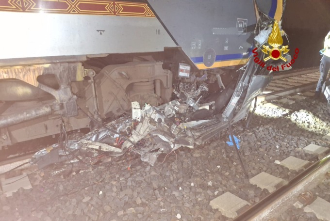 Auto distrutta da due treni a San Donà di Piave