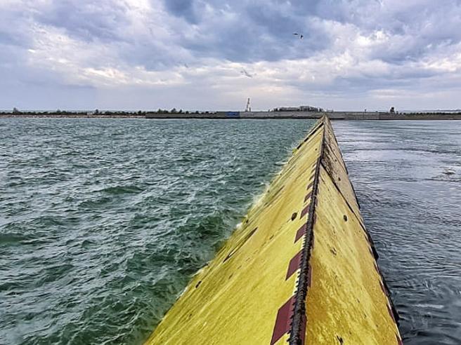 Acqua alta a 100 centimetri a Venezia, scatta l’attivazione (programmata) del Mose