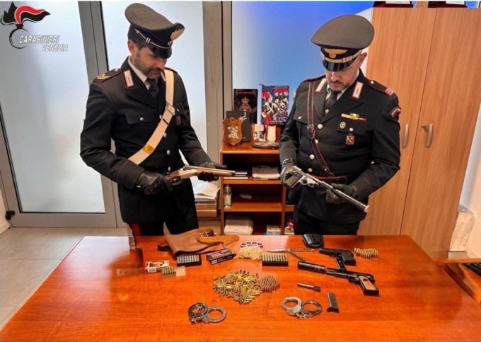 Scoperte armi e munizioni clandestine, arrestato un 80enne
