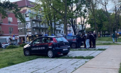 27enne ferisce al piede un passante con le forbici, poi buca le gomme di un amico che si è rifugiato in auto