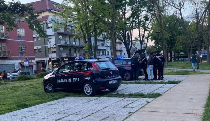 27enne ferisce al piede un passante con le forbici, poi buca le gomme di un amico che si è rifugiato in auto