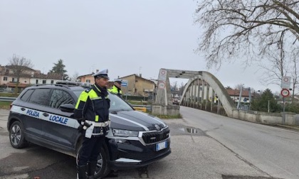 Ubriaco e senza patente provoca un tamponamento a catena, due feriti