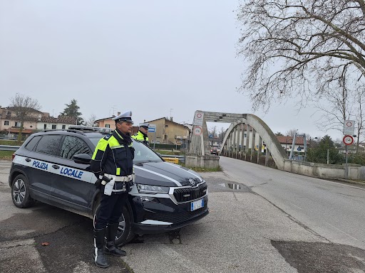 Ubriaco e senza patente provoca un tamponamento a catena, due feriti